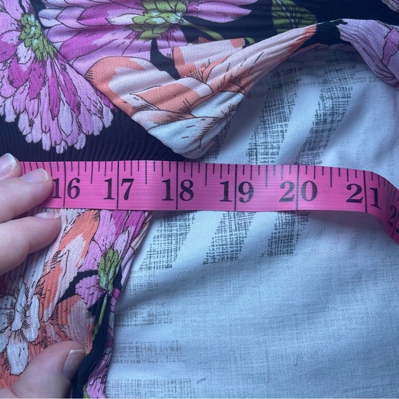 *Sold* Floral & Ivy Women’s Black Pink Floral feminine Blouse Top in M Flowy - Picture 9 of 10